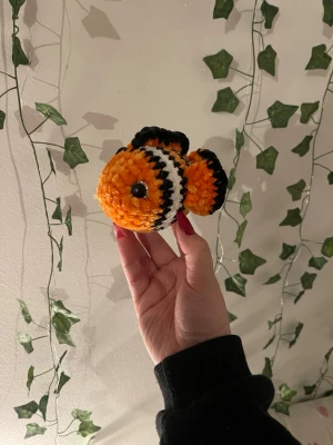 Virkad fisk (Nemo) - Handvirkat i mjukt polyester garn! 