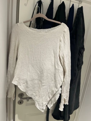 Asymmetrisk tröja - Vit asymmetrisk tröja från Monki i virkat material. I storlek S💕