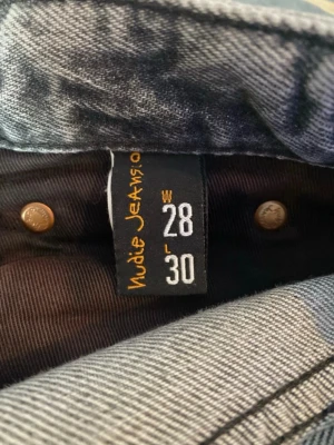 Gråa Nudie gritty Jackson w28 L30 - Säljer ett par gråa nudie jeans i modellen gritty Jackson, det är i mycket bra skick W28 L30 hör av er vid frågor. Ordinarie pris 1600kr mitt pris 500kr