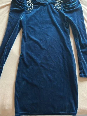 Klänning från Shein - Blå klänning med vita pärlor. Använd 1 gång.