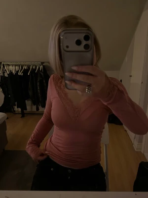 intimissimi topp (priv om pris) - Säljer en rosa långärmad topp med v-ringning och fina spetsdetaljer vid halsringningen och ärmsluten. Toppen har en slim passform och är perfekt för dig som gillar feminina detaljer och en mjuk känsla. Från intimissimi, köptes för runt 800 spänn 
