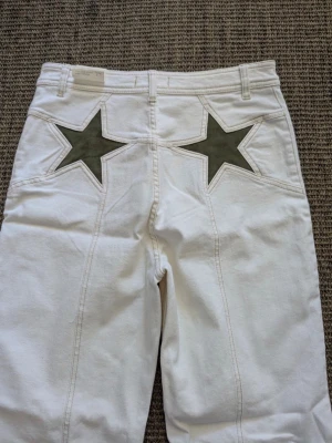 Free Pepole Jeans  - Säljer dessa snygga Free Pepole Jeans i storlek 29. Endast använda 1 gång så de är i MYCKET BRA SKICK! 