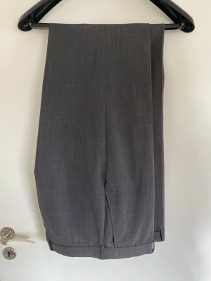 Kostymbyxor - Gråa kostymbyxor med små märken. 86cm i midjan.