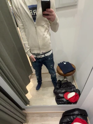 Beige Zip up - Säljer en ljusgrå hoodie med dragkedja och hög krage. Tröjan har långa ärmar och ribbade muddar vid ärmslut och nederkant. Perfekt för dig som gillar en clean och enkel stil. Ny pris 1200.