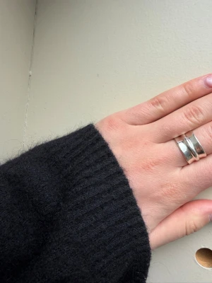ANI ring i silver - En av ANI’s mest populära ringar, som inte längre säljs på hemsidan! Den är använd ett fåtal gånger men är putsad & tvättad med silverputs! I storlek 17, passar både ring- & långfingret på mig. 💓Originalpris 700kr.