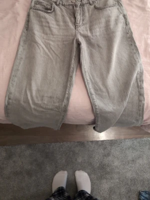 Gråa loose fit jeans - Super fina oanvända baggy jeans från Gina. De är vida hela vägen i bena 