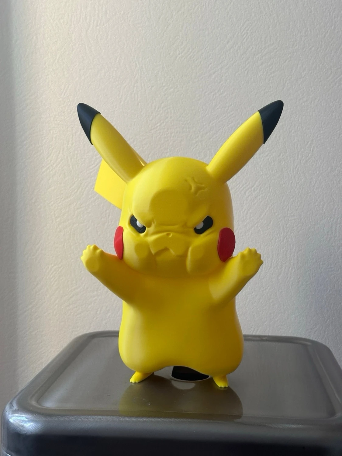 Window Pikachu – Premium Samlarfigur - 1