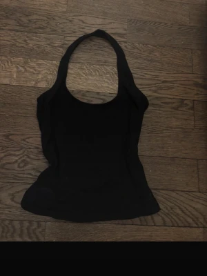 Svart halterneck topp Nelly  - Svart halterneck topp från Nelly i storlek XS💖 Endast testad! Kan postas idag