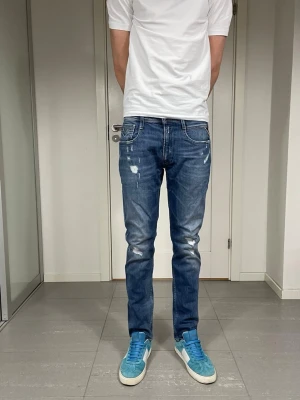 Replay Anbass Jeans  - Säljer nu dessa Replay Anbass Jeans med snygga slitningar i populär design, W32 o L32, skriv för fler bilder/frågor🙌🏼