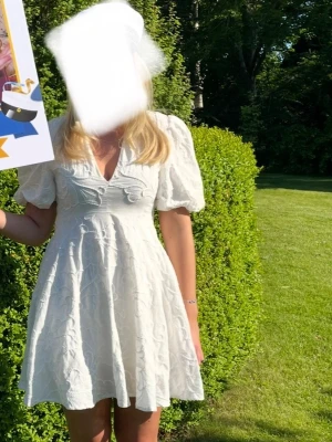 Studentklänning från Zara  - Säljer denna fina klänning som passar perfekt till studenten! Den är omsydd nedtill (var mer ballongig innan) 