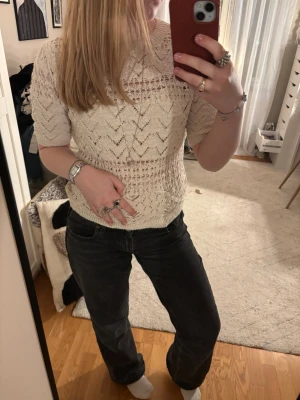 Vit spetsstickad topp från Zara - Säljer en vit, spetsstickad topp från Zara med korta ärmar och rund halsringning. Tröjan har ett vackert hålmönster och är perfekt för vår och sommar. Superfin att styla till både jeans och kjol!