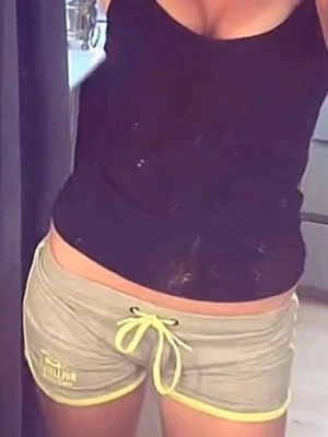 Shorts från Hollister  - Säljer ett par gråa shorts från Hollister. Shortsen har låg midja och är perfekta för träning eller chill. Mjukt material💗