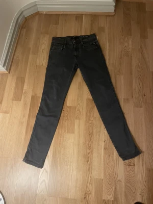 Mörkblåa Replay jeans Anbass - Säljer ett par Mörkblåa Replay Anbass jeans. Jag säljer för 299kr nypris 1600kr. Skriv om du har några funderingar.