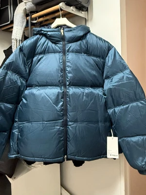 Filippa K Dunjacka - vändbar design, dubbelnåls-kanal konstruktion och dolda handvärmarfickor. Unisex design.