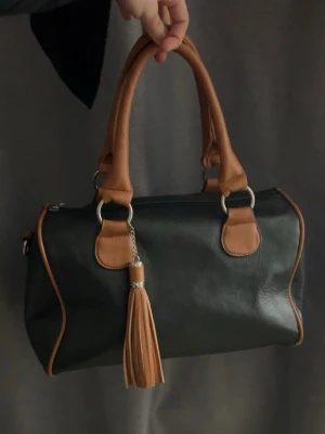  handväska med tofs - Jätte snygg handväska🌸