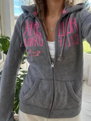 Hollister zip - Storlek M. Obs, modellen bär en storlek S. Skickas inom 24h. Se liknande plagg i min profil! 