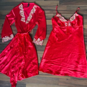 Vintage Victoria’s Secret lingerie set  - Mycket vackert set från Victoria’s Secret, tillverkad i Augusti 2010. I den ikoniska röda färgen, med vita & guldiga/champagne spets detaljer. Står strl M men känns mer som XS/S. Skickas antingen med Postnords ”skicka hem” för 84kr eller Postnord blå påse M för 75kr.