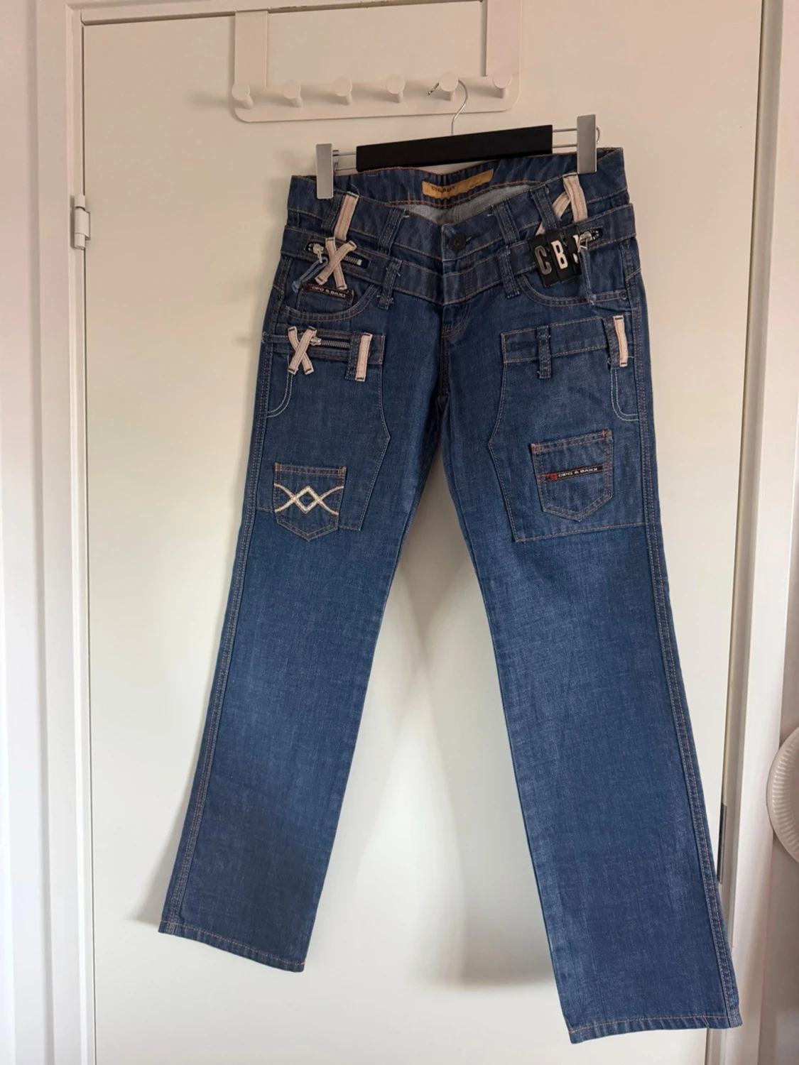 Blå jeans med broderi från CBB