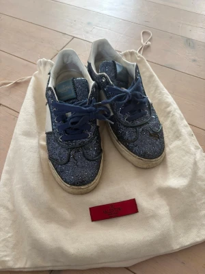 Blå Valentino flycrews  - Väldigt använda därav priset. Storlek 34. Dustbag tillkommer.