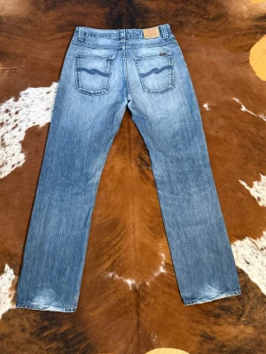 Nudie Straightsven blueblack - Tjena! Säljer dessa vintage nudie jeans ifrån 2000talet, modell lappen är borta men är 99% säker på att modellen är Straightsven med washed blueblack, storleken är cirka w33/l36, hör av dig vid funderingar!🙌