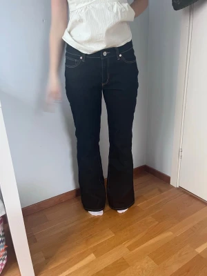 Marinblå bootcut jeans med kontrastsömmar - Super fina och sköna jeans från Abrand jeans i nyskick. Bootcut med ljusare sömmar💕w är 27