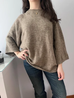 Beige oversized stickad tröja - Mysig beige stickad tröja med breda, trekvartsärmar och avslappnad passform. Väldigt skön och mjuk. Nästan helt oanvänd!💕