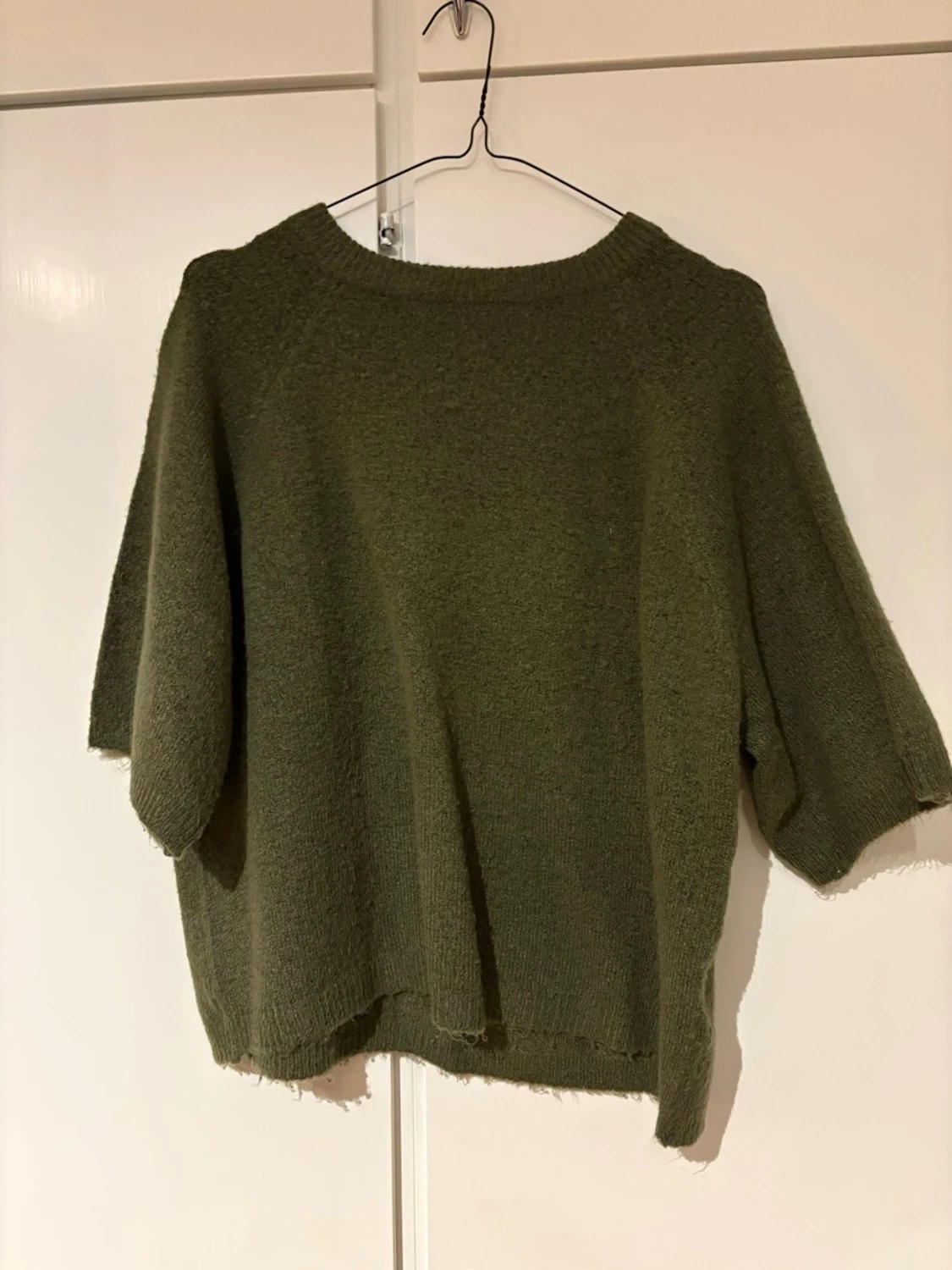 Olivgrön stickad tröja med kort ärm