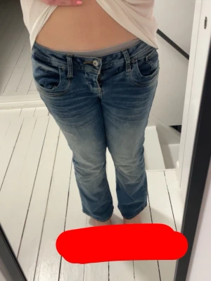 Blå bootcut jeans med slitningar - Jag säljer sjukt snygga ltb jeans,valirie. Har ibye använt mycket och passar sjukt bra till alla kläder!!❤️❤️❤️ i storlek 28/30💞💞