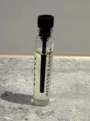 Essnce - Irresistible enigma - Essnce - Irresistible enigma, köpt nyligen. Provad en gång