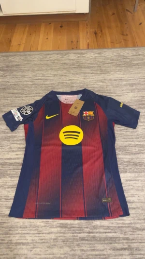 FC Barcelona 2025/26 T-shirt  - Säljer en FC barcelona 2025/26 hemmaställ  T-shirt i storlek S för 499 men priset är inte fast så skicka  prisförslag. Man kan även få paketpris om man köper flera som e har. Det är bara att skirva vilken så duskuterar vi ett pris.