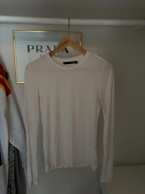 Vit långärmad topp från lager 157 - Klassisk vit långärmad topp från lager 157 i mjuk bomull. Enkel och stilren design med rund halsringning och normal passform. Perfekt att styla lager på lager eller bära som den är. Tröjan är väldigt genomskinlig 💞