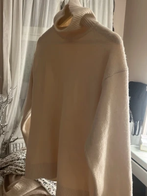 Vit stickad polokrage 🤍 - Jätte fin vit stickad från hm aldrig använd, extremt mjukt material🥹