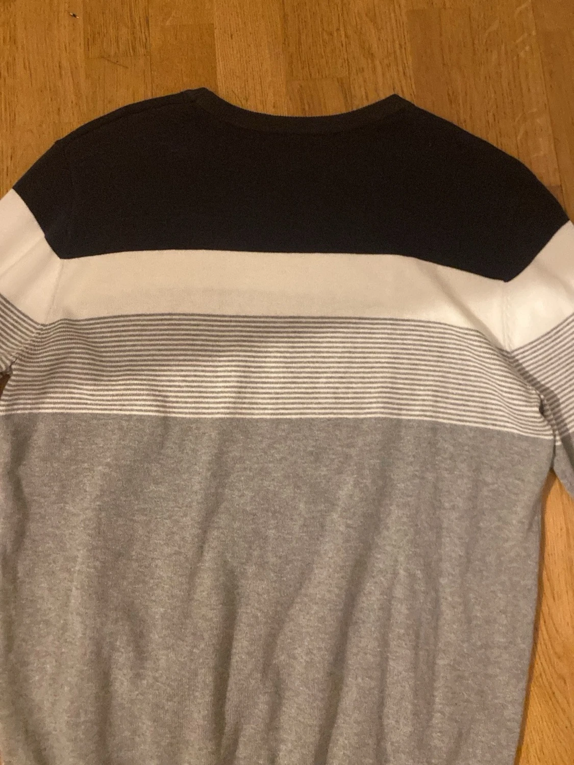 Grå stickad tröja - 2