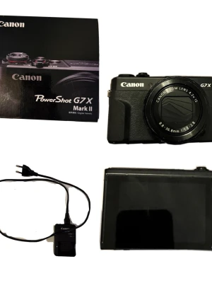 Canon PowerShot G7 X Mark II  - Säljer min Canon G7X Mark II i fint skick! Perfekt kamera för vlogg och för att ta fina bilder. Den har flipskärm och är lätt att ta med överallt. Laddare och originalkartong medföljer. Skriv gärna för mer frågor angående pris eller bara allmänt 💗💗