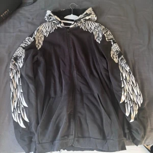 Svart zipup med tryck - Säljer en svart zipup köpt från new yorker, används aldrig där av säljer jag den.