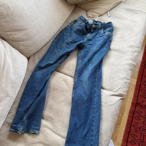 Blå raka jeans från Levi's 551 or - Säljer mina Levis jeans 551 or som knappt är använda och dom är för små för mig. Storlek 152 cm och spännet runt midjan är lite sönder 