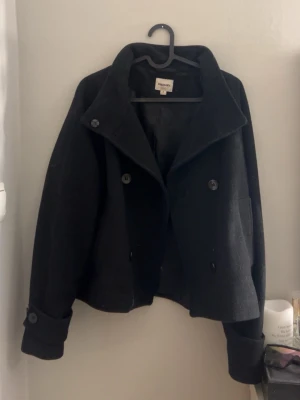 Svart kappa från Kappahl - Nypris 999