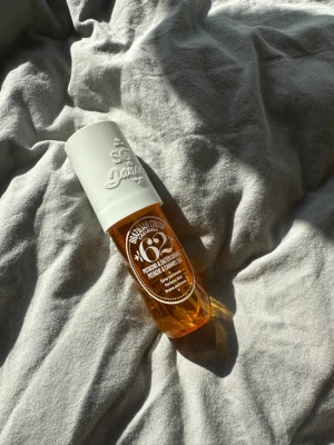 Sol de Janeiro Brazilian Crush 62 - Parfymmist från Sol de Janeiro, Brazilian Crush Cheirosa 62. . Doften är inspirerad av pistage och salt karamell. Parfymen är 90ml och är änvänd fåtal gånger❤️