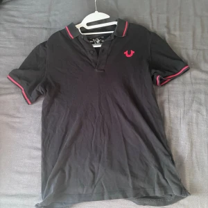 True Religion piké  - Säljer true religion pike då den inte används längre