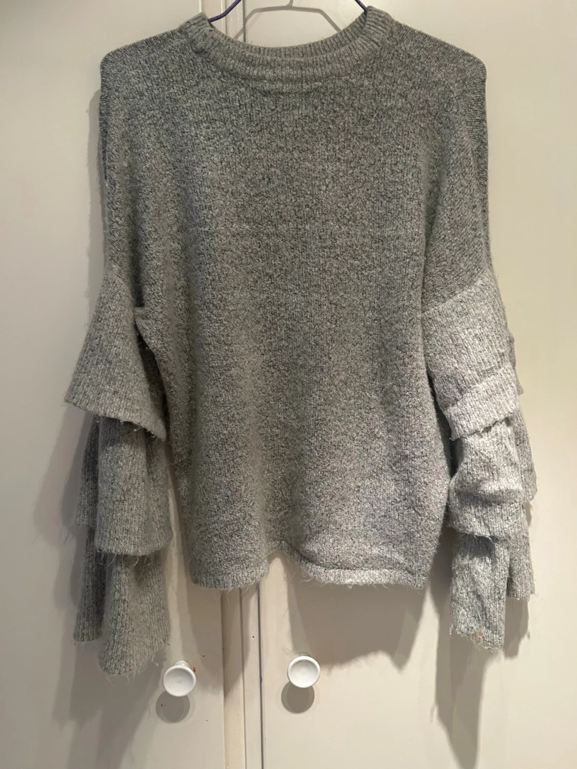 Grå stickad tröja med volangärmar