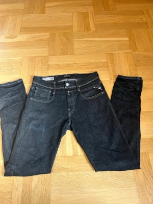 Mörkblå jeans från Replay - Snygga mörkblå jeans från Replay med klassisk femficksdesign och kontrastsömmar. Jeansen har raka ben och läderpatch med logga bak i midjan. Replay anbass i snygg färg utan defekter.