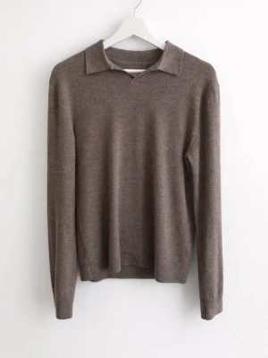 Brun merinoulltröja med krage - Stickad brun tröja från These Glory Days i mjuk superior merinoull. Tröjan har lång ärm och en klassisk krage med v-ringning. Riktigt snygg tröja i skönt material.