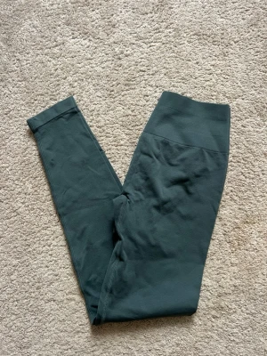 Tights Relode  - Mörkgröna leggings med hög midja och sömlös design. Tillverkade i stretchigt material som sitter tajt och bekvämt. Perfekta för träning eller chill. Använda fåtal gånger 