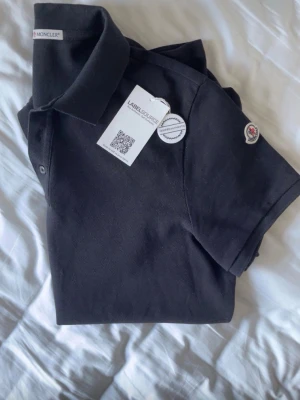 Moncler pike - Moncler pike storlek i storlek L mycket fint skick. Nypris 3000kr mitt pris endast 899kr. Hör gärna av er vid frågor eller funderingar. Luxery closet😊