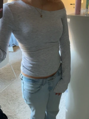 Ljusgrå offshoulder topp - Trendig ljusgrå offshoulder topp från Gina tricot, använd 1-2 gånger och är i mycket bra skick. Perfekt nu i vår och sommar tider💗