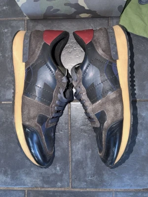 Valentino Rockrunners  - Säljer nu ett par väldigt fräscha Valentino Rockrunners perfekta nu till våren och sommaren som bara är runt hörnet, det medföljer skosnören om man skulle vilja byta de vid funderingar är det bara att skriva 🌟🌟🌟