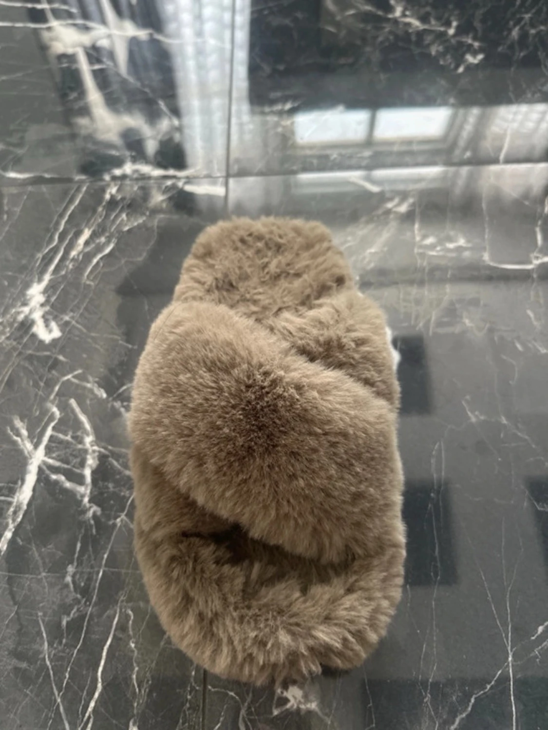 Beiga fluffiga korsade tofflor - 2