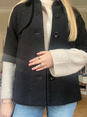 Trekvarts kappa - Super snygg trekvartsärmad kappa, med”glitter” i. Super fin i solen och perfekt nu till vår och sommar!! 