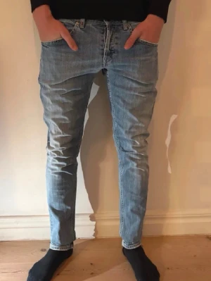 Dondup jeans - Säljer ett par snygga jeans i bra skick. Väldigt skön passform och passar till många outfits. Använda men fortfarande mycket kvar att ge.  Storlek: 31 Skick: Bra skick    Hör av dig vid frågor eller om du vill ha fler bilder. Kan även göra paketpris om du köper flera plagg.