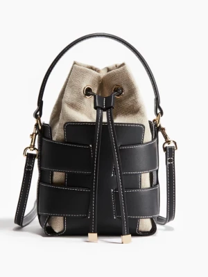 Populär HM väska  - Säljer denna sjukt populära väska. Perfekt storlek på väskan!!! Bara använt några gånger så är ändå i mycket bra skick, bara i väskan där de kan vara små sminkfläckar🫶🏻🫶🏻